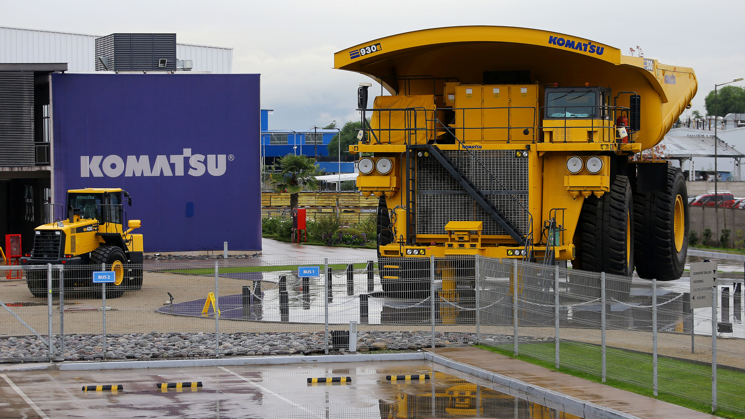 Komatsu Komatsu nurtures prized chip equipment unit despite lack of synergy -  Nikkei Asia